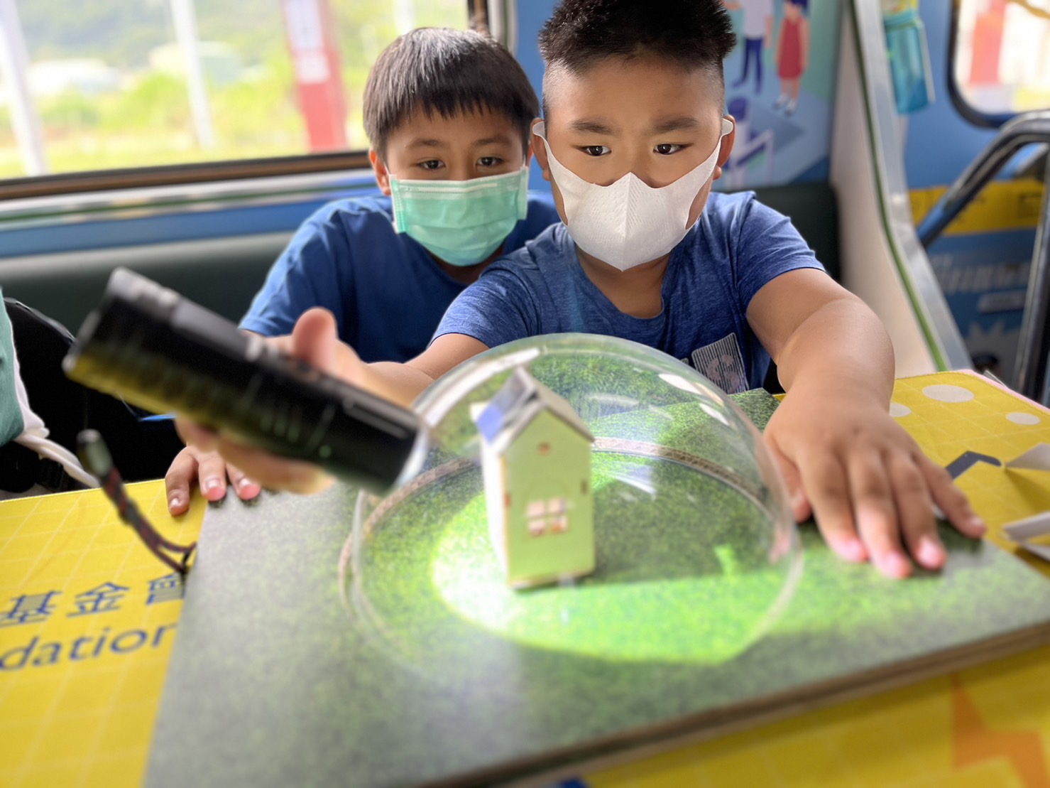 人生就是博參與基礎科學主題車廂，以STEAM教學精神，設計「逐日科學家」、「太陽能工程師」以及「淨零建築師」三大能源科普課程和實驗